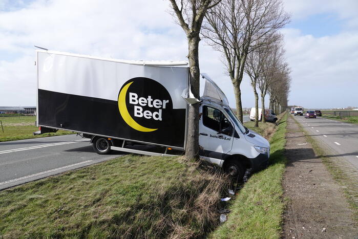 Bakwagen en bestelbus betrokken bij ongeval