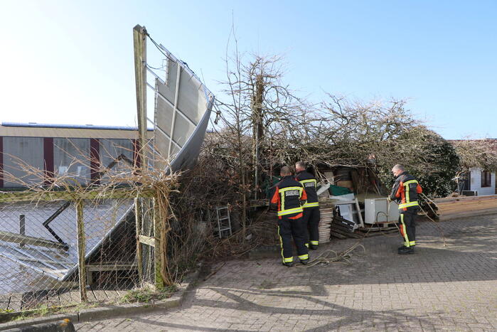 Dak van botenhuis belandt in water
