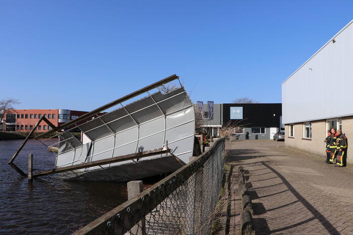 Dak van botenhuis belandt in water