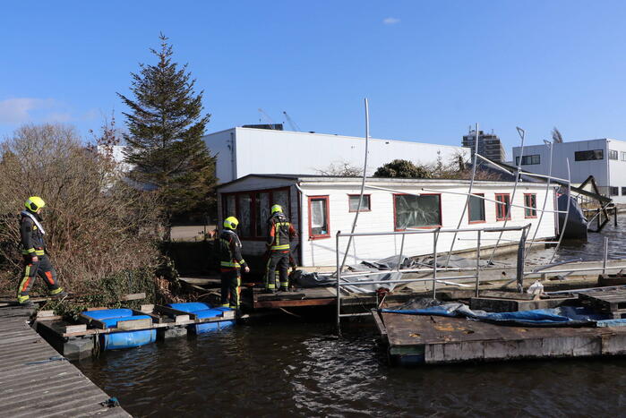 Dak van botenhuis belandt in water
