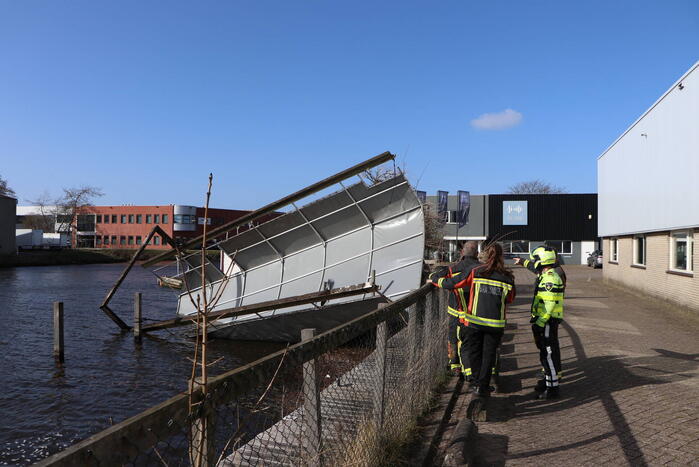 Dak van botenhuis belandt in water