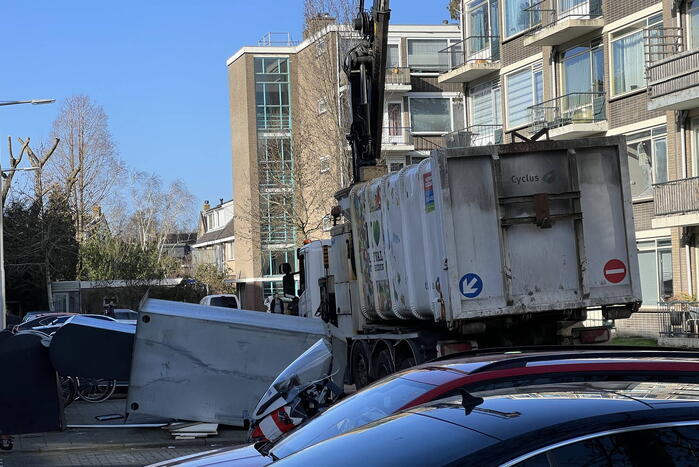 Persoon gewond nadat container afbreekt