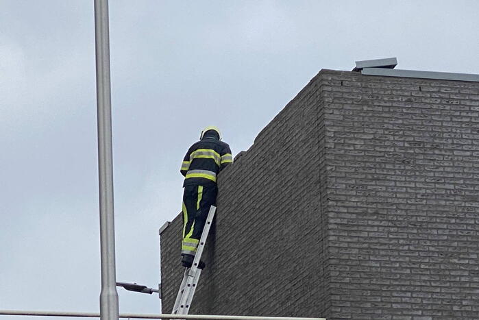 Dak van wooncomplex laat los door storm