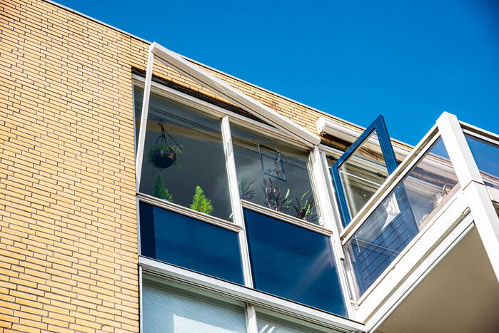 Zonnescherm laat los door harde wind