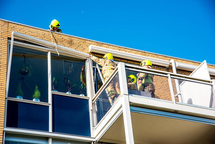 Zonnescherm laat los door harde wind