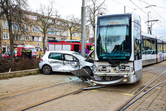 Gewonden en schade na aanrijding met tram