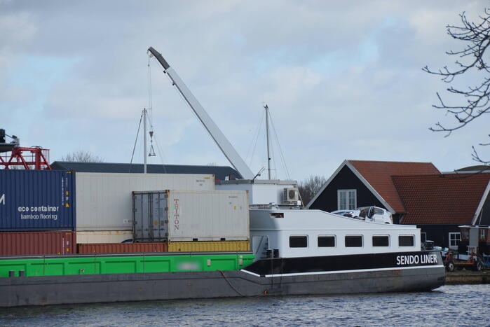 Containerschip vaart tegen brug Burgumerdaam