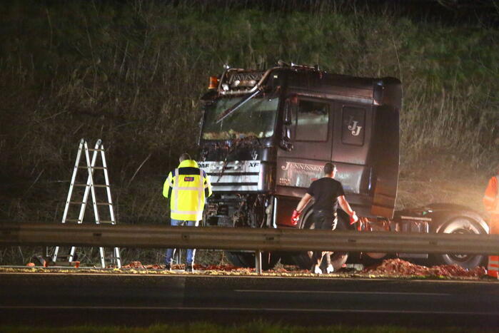 Vrachtwagen verliest slachtafval na ongeval, snelweg afgesloten