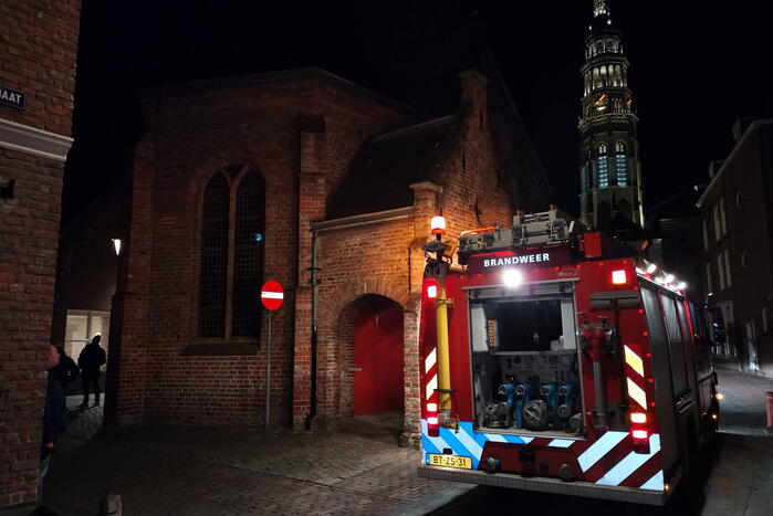 Brandweer onderzoekt gaslucht bij kerk