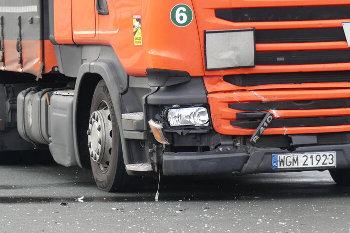 Vrachtwagen en auto in botsing op kruising
