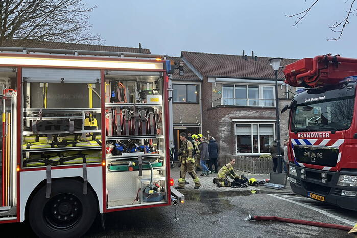 Persoon gewond bij flinke woningbrand