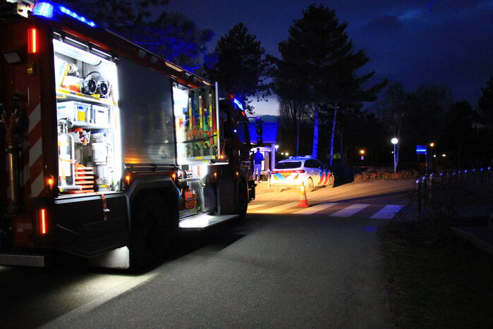 Kind vast in machine van speelhal