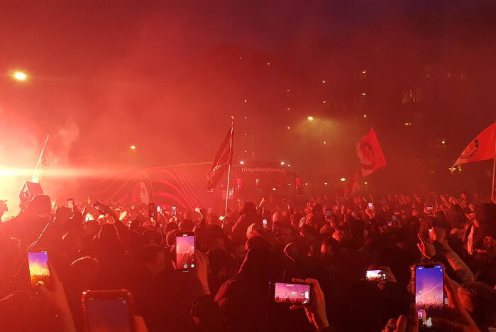 Duizenden fans verwelkomen spelersbus Feyenoord na gewonnen klassieker