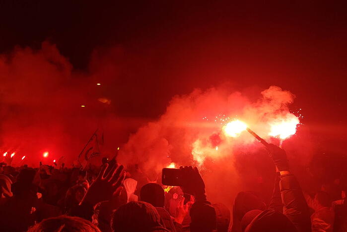 Duizenden fans verwelkomen spelersbus Feyenoord na gewonnen klassieker