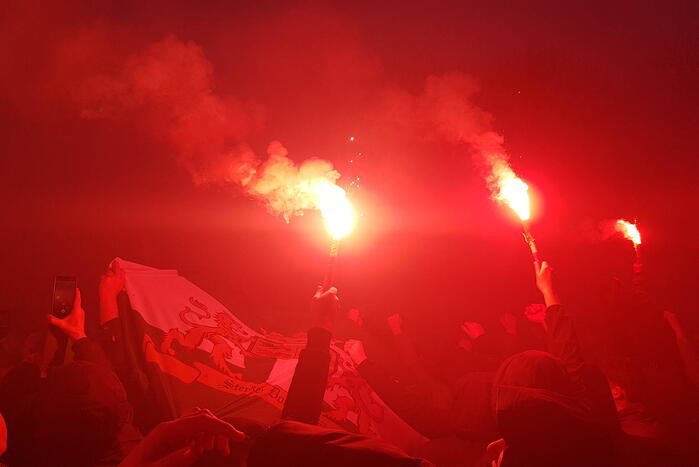 Duizenden fans verwelkomen spelersbus Feyenoord na gewonnen klassieker