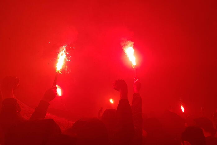 Duizenden fans verwelkomen spelersbus Feyenoord na gewonnen klassieker