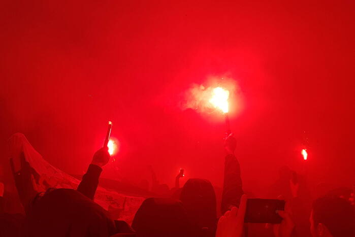 Duizenden fans verwelkomen spelersbus Feyenoord na gewonnen klassieker