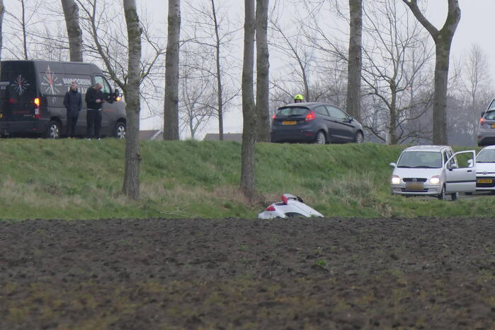 Auto schiet van de weg belandt onderaan talud
