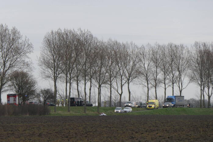 Auto schiet van de weg belandt onderaan talud