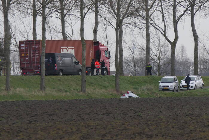 Auto schiet van de weg belandt onderaan talud