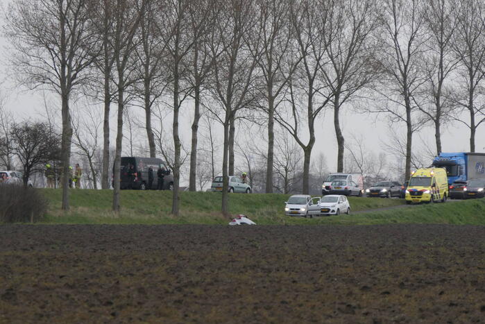 Auto schiet van de weg belandt onderaan talud