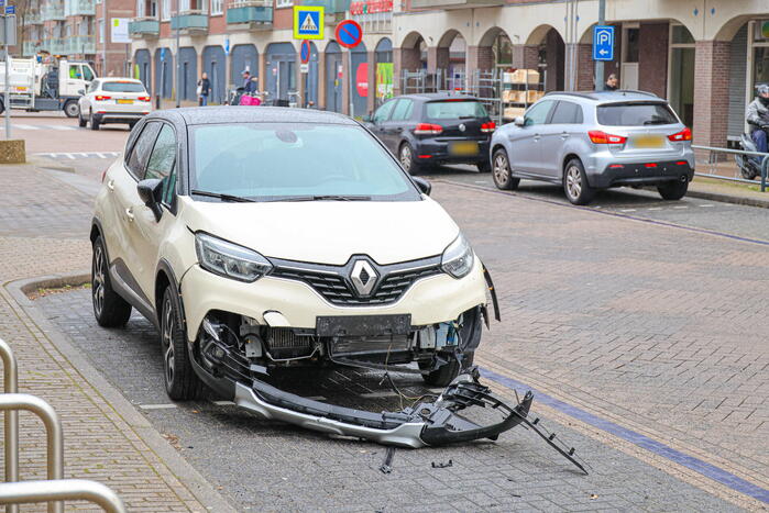 Automobilist botst op geparkeerde auto