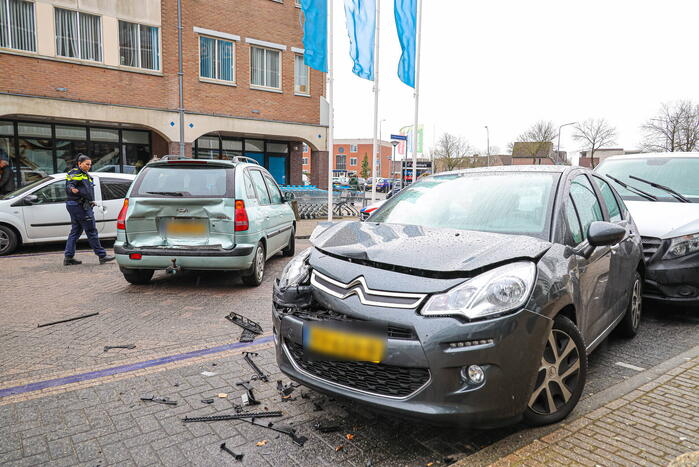 Automobilist botst op geparkeerde auto