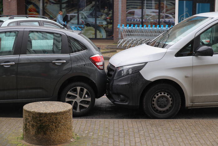 Automobilist botst op geparkeerde auto