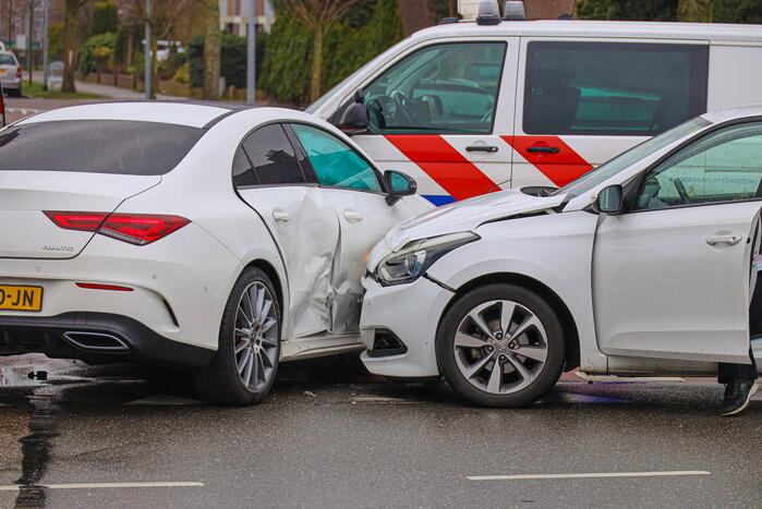 Twee personenauto's botsen op elkaar op kruising