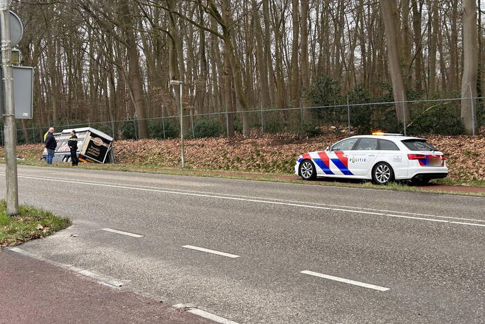 Aanhanger van vrachtwagen schiet los