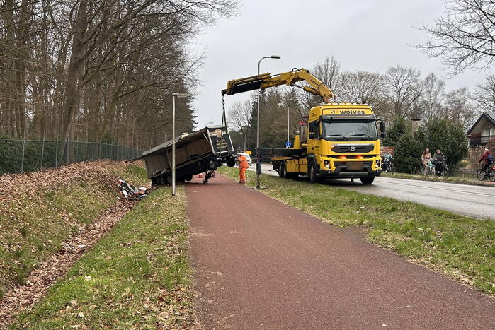 Aanhanger van vrachtwagen schiet los