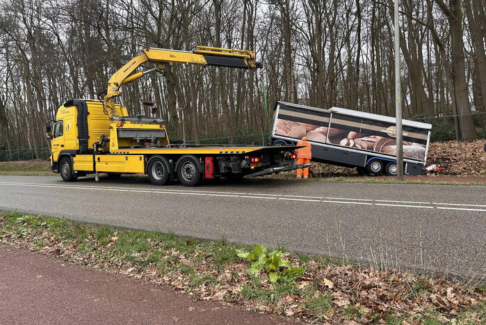 Aanhanger van vrachtwagen schiet los