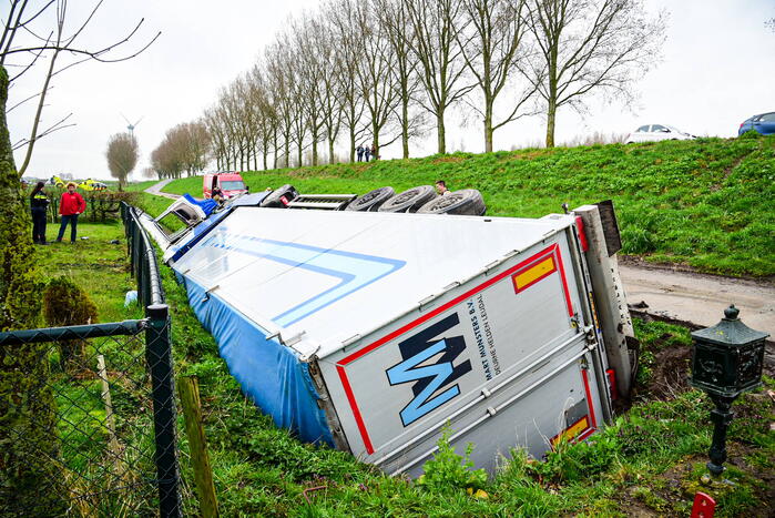 Chauffeur bekneld nadat vrachtwagen in sloot belandt