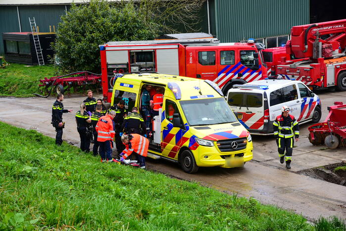 Chauffeur bekneld nadat vrachtwagen in sloot belandt