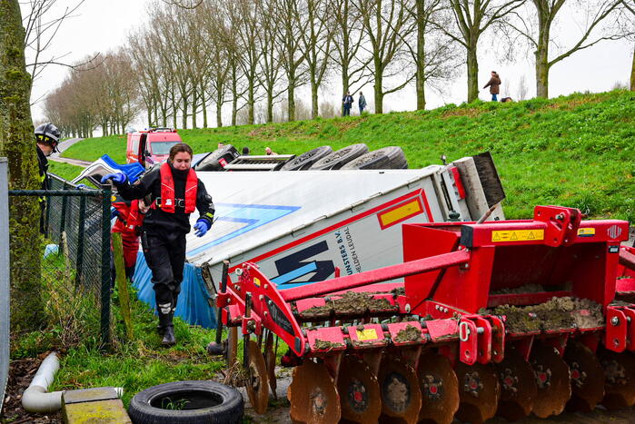 Chauffeur bekneld nadat vrachtwagen in sloot belandt