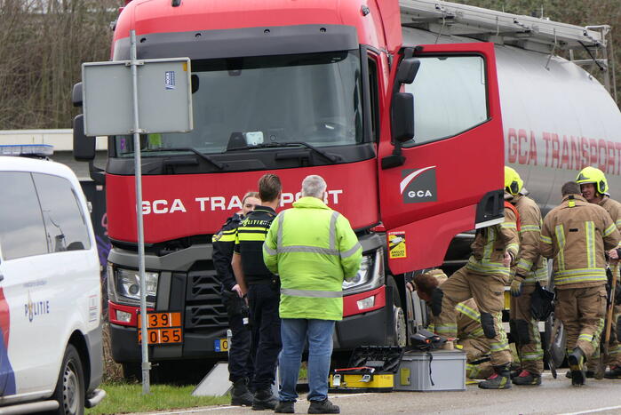 Vrachtwagen lekt brandstof in havengebied