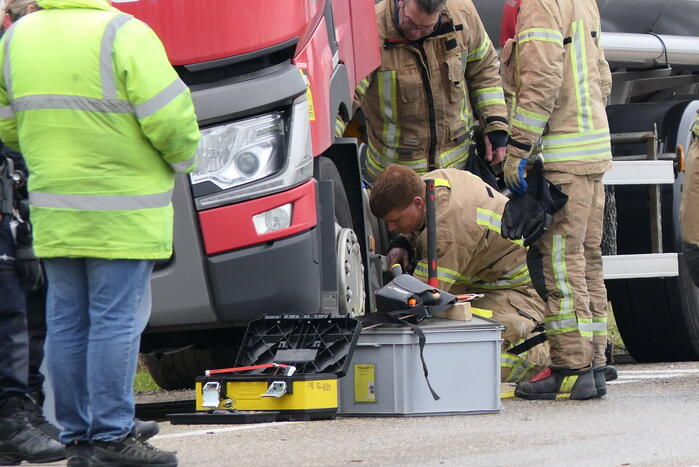 Vrachtwagen lekt brandstof in havengebied