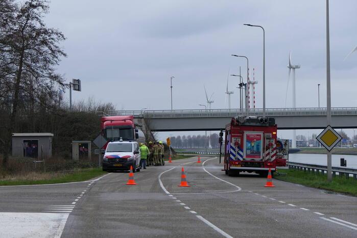 Vrachtwagen lekt brandstof in havengebied