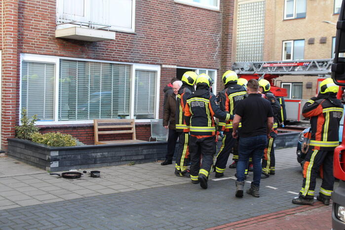 Vlam slaat in de pan tijdens bakken speklappen, bewoner loopt brandwonden op
