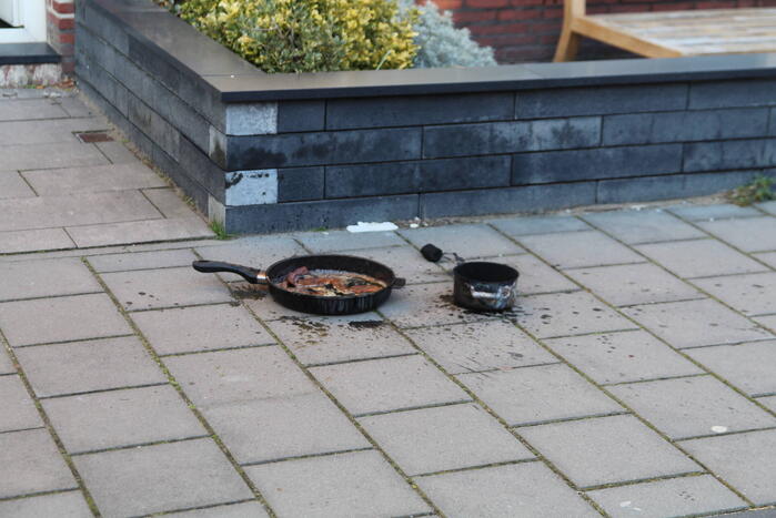 Vlam slaat in de pan tijdens bakken speklappen, bewoner loopt brandwonden op