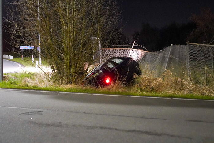 Auto raakt van weg en ramt hekwerk