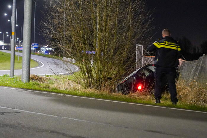 Auto raakt van weg en ramt hekwerk