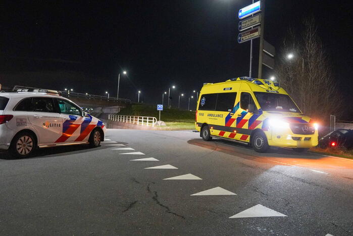 Auto raakt van weg en ramt hekwerk