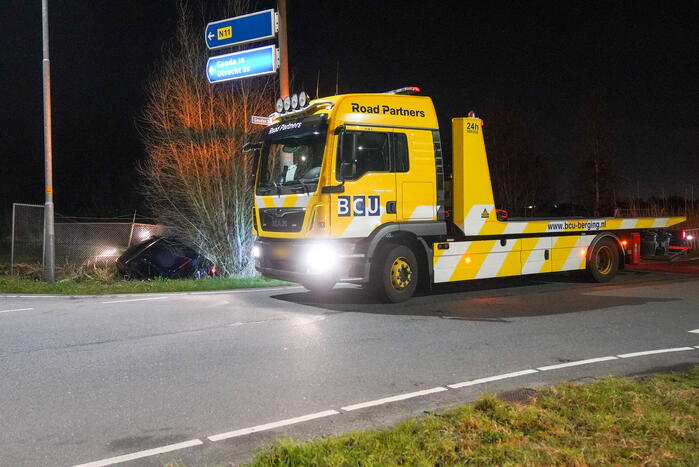 Auto raakt van weg en ramt hekwerk