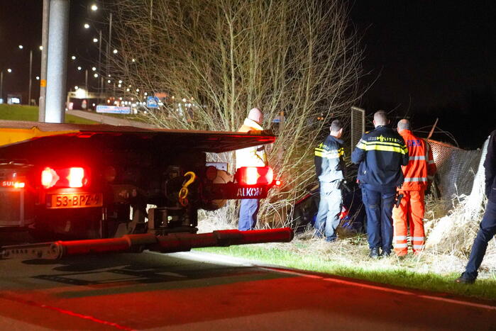 Auto raakt van weg en ramt hekwerk