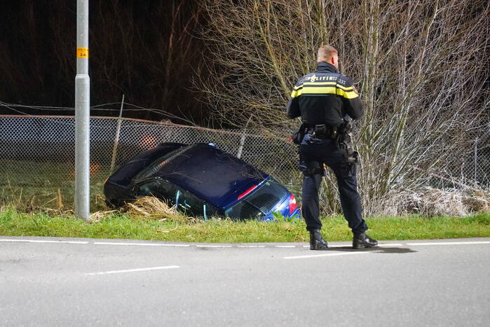 Auto raakt van weg en ramt hekwerk