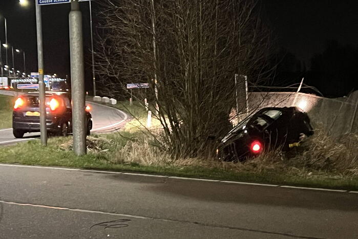 Auto raakt van weg en ramt hekwerk