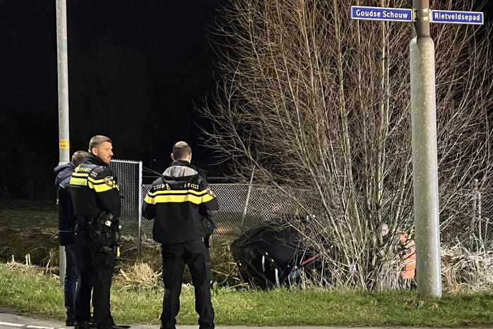 Auto raakt van weg en ramt hekwerk