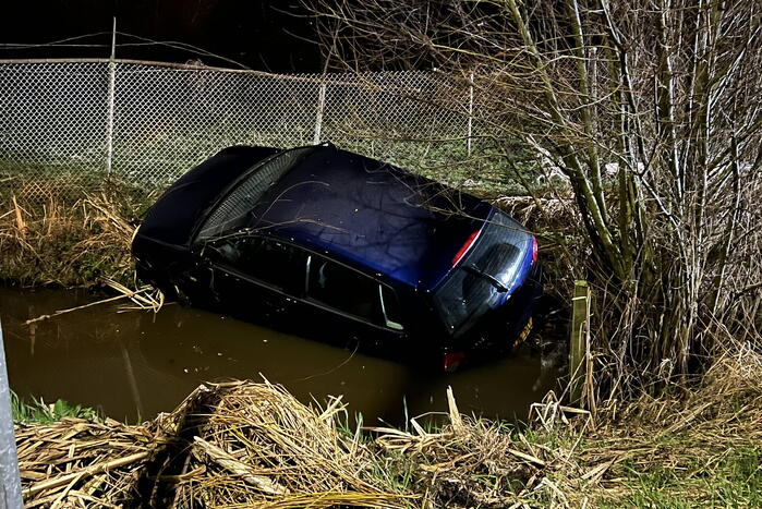 Auto raakt van weg en ramt hekwerk