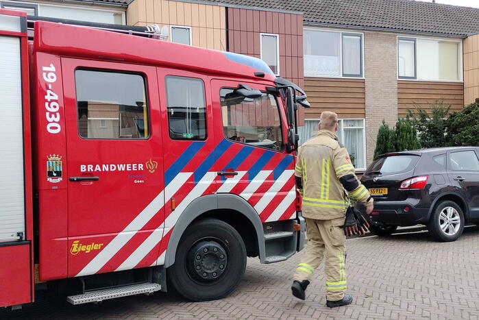 Brandweer doet onderzoek naar gaslucht in woning